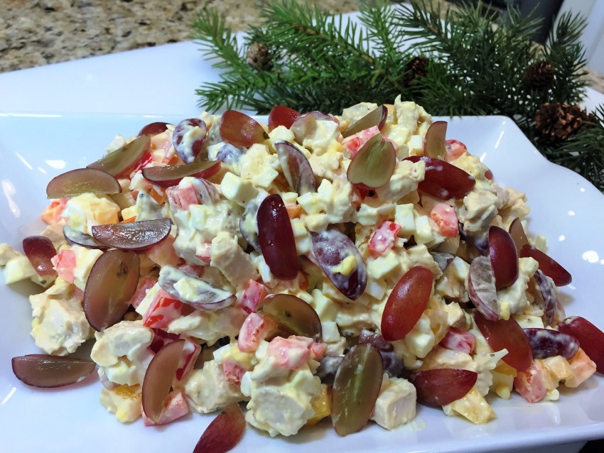 Салат с виноградом и сыром Фета