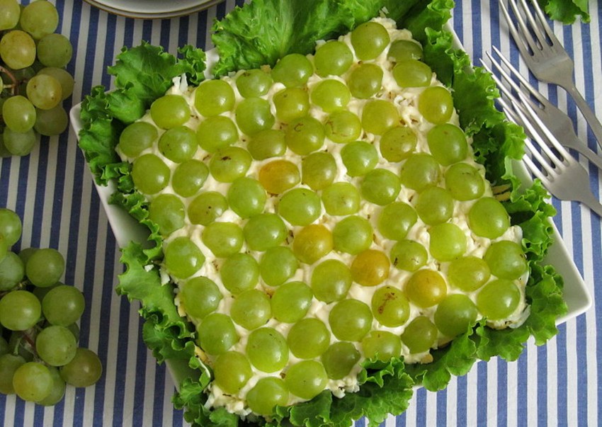 Салат с виноградом и сельдереем и курицей