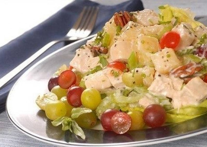 Куриный салат с виноградом, орехами и каперсами