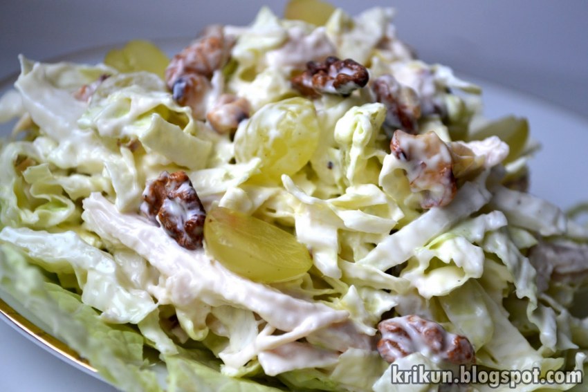Салат с виноградом и курицей и грецкими орехами