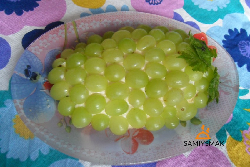 Салат с виноградом и сельдереем и курицей