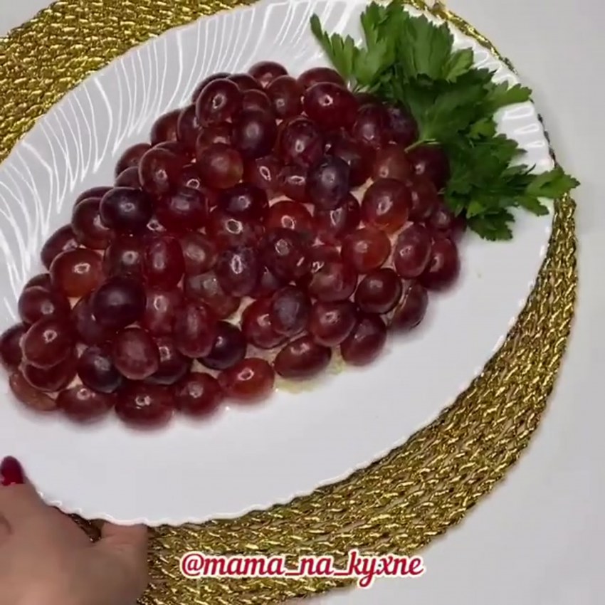 Салат из пекинской капусты с копченой колбасой и огурцом