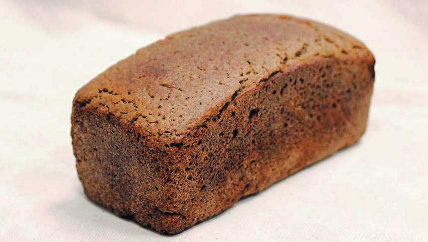 Буханка черного хлеба черного