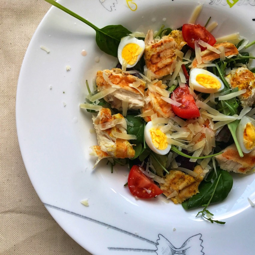 Салат с моцареллой черри и перепелиными яйцами