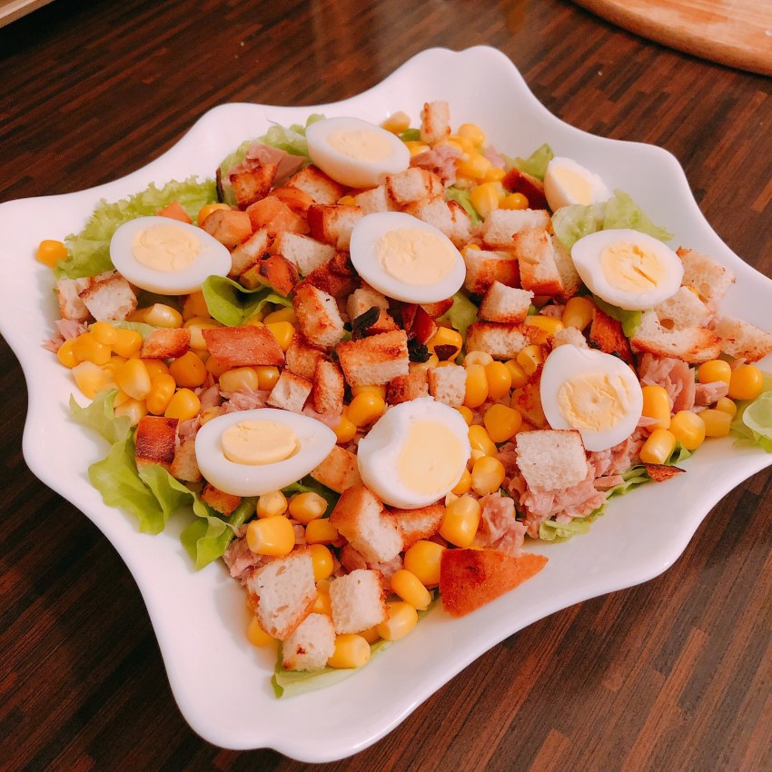 Салат с тунцом кукурузой сухариками