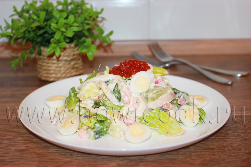 Салат из кальмаров, крабового мяса с перепелиными яйцами