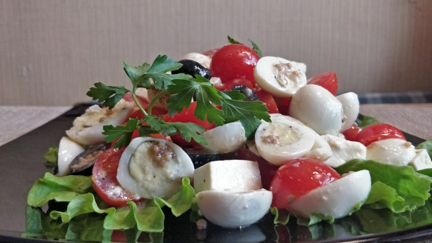 Салат с черри перепелиными яйцами и сыром