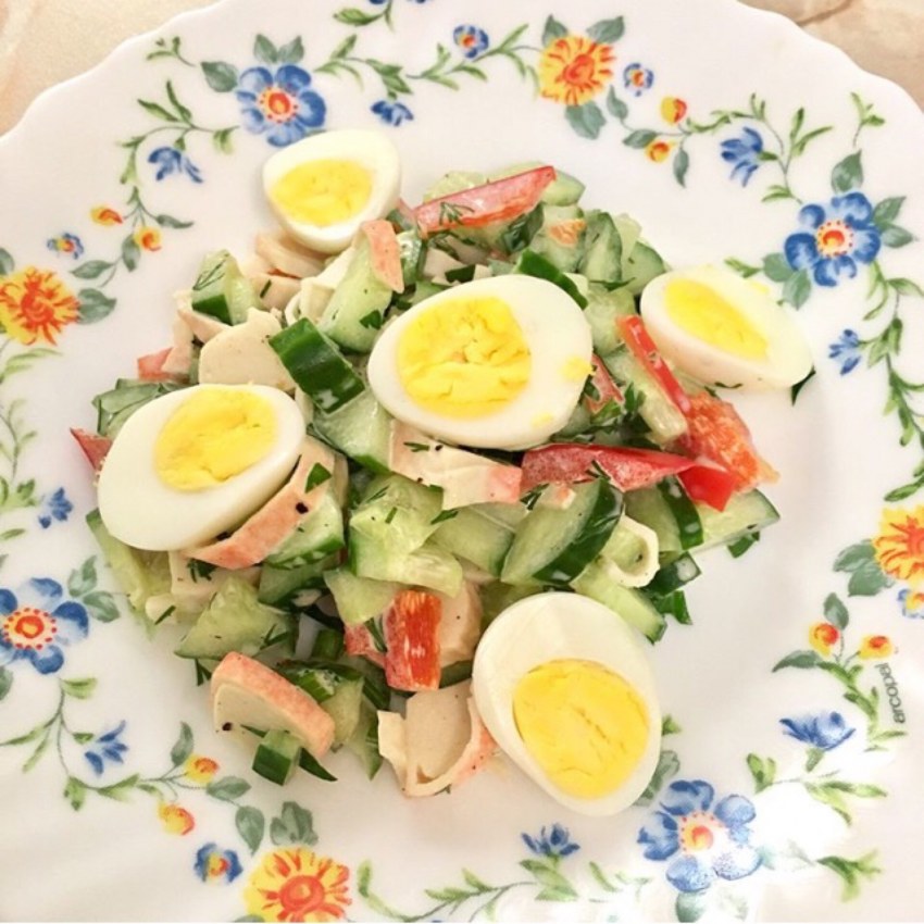 Салат с семгой и перепелиными яйцами