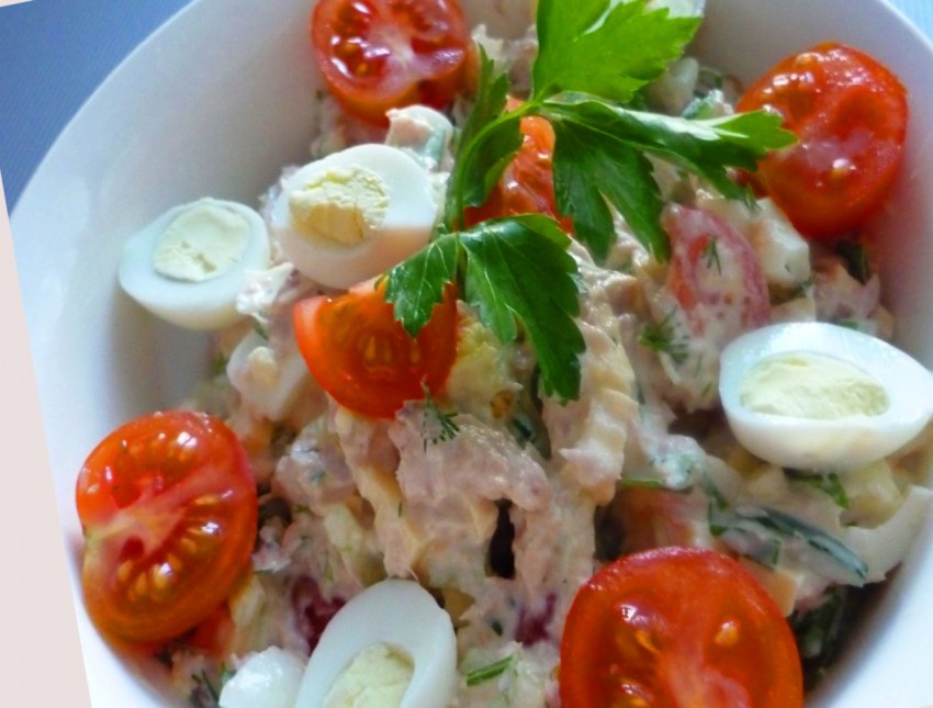 Салат с перепелиными яйцами и курицей