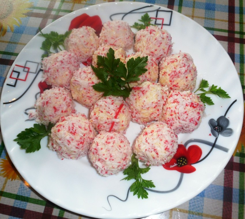 Закуска сырные шарики с крабовыми палочками