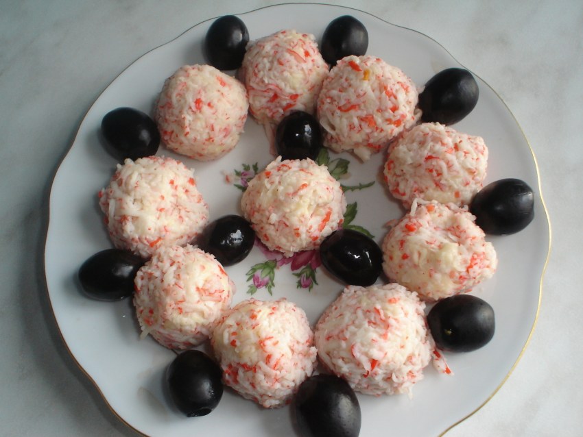 Сырные шарики с крабовыми палочками и чесноком