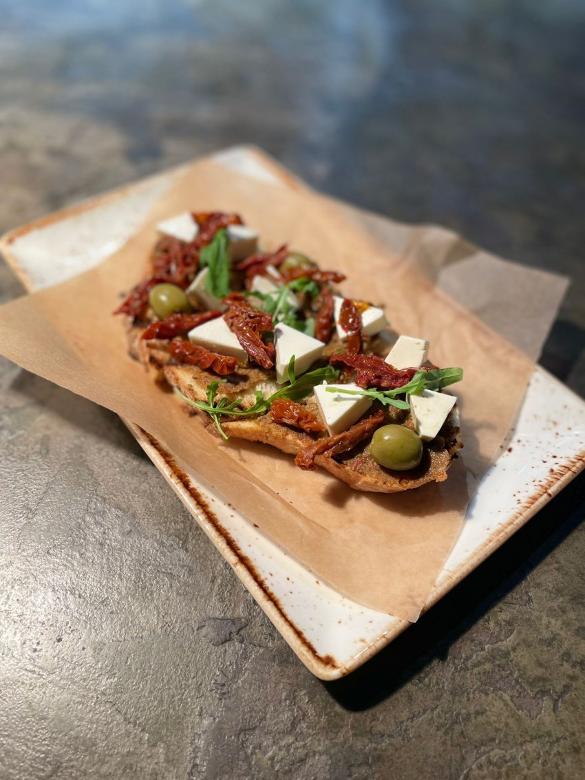 Bruschetta с вялеными помидорами