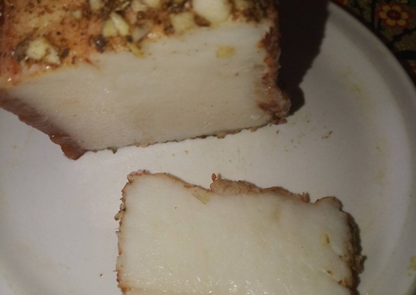 Сало с прослойкой мяса в луковой шелухе