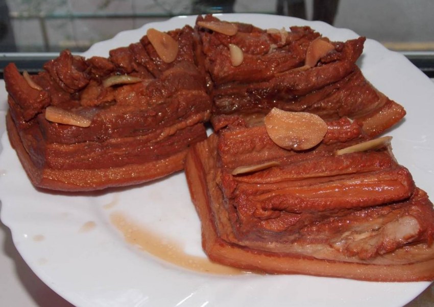 Мясной рулет в луковой шелухе