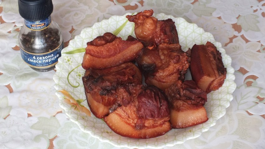 Сало в духовке в рукаве с черносливом и луковой