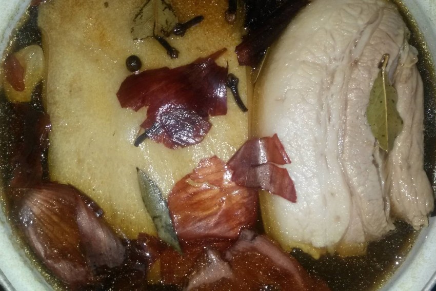 Шпик в луковой шелухе