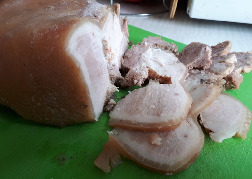 Бекон в луковой шелухе со специями