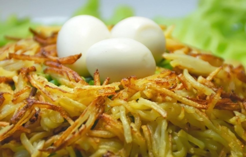 Салат гнездо глухаря с перепелиными яйцами