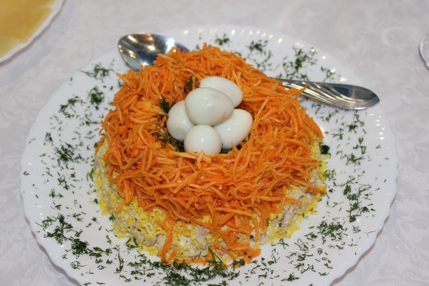 Куриный салат с картофельным хворостом