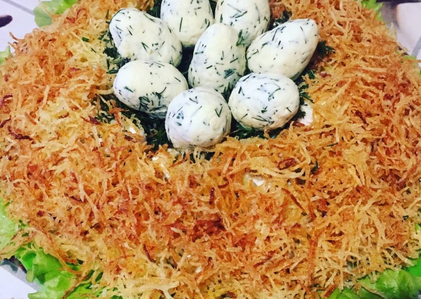 Салат с перепелиными яйцами и грецкими орехами