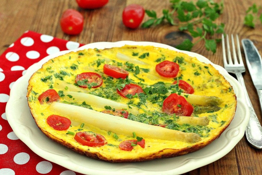 Яичница с колбасой и овощами