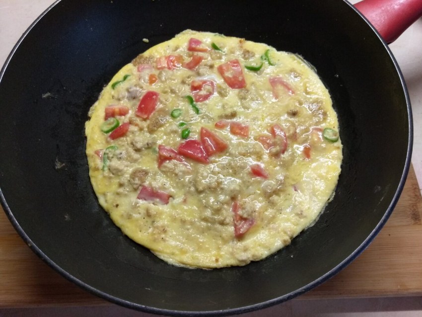 Омлет на сковороде с колбасой и помидорами и сыром