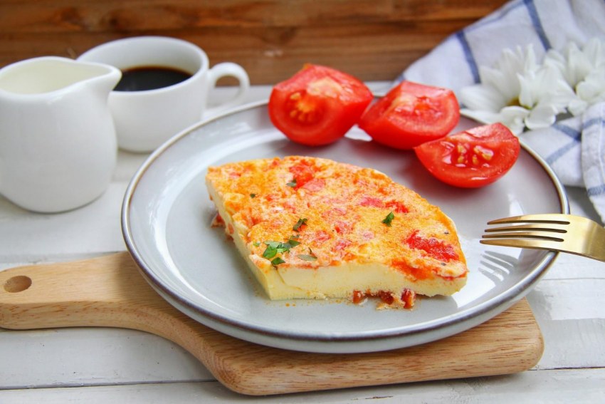 Омлет с помидорами и сыром