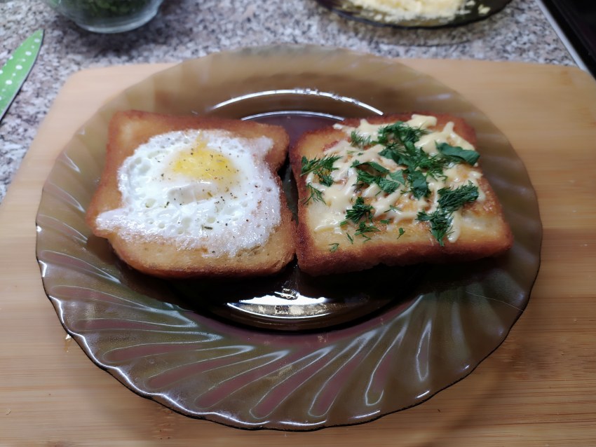 Завтрак яичница в хлебе
