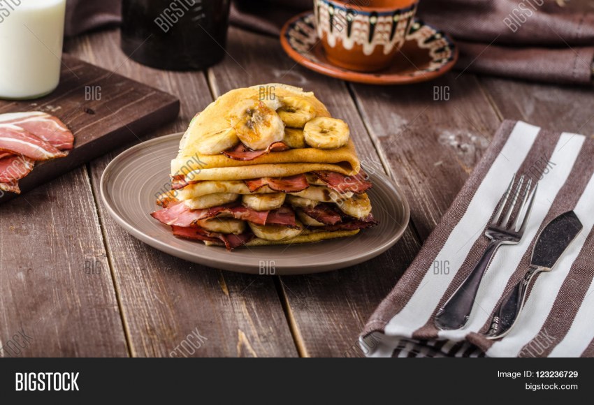 Панкейки с глазуньей и беконом