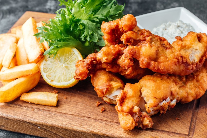 Картофель фри на тарелке