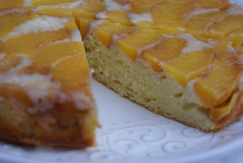 Пирог с творогом и персиками