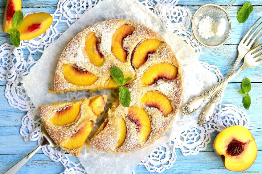 Шарлотка с персиками