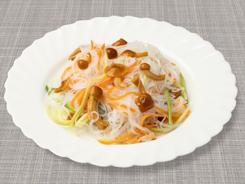 Салат с фунчозой и овощами и курицей