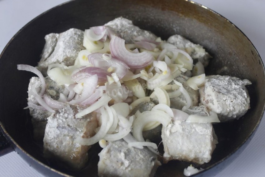 Рыба припущенная скумбрия