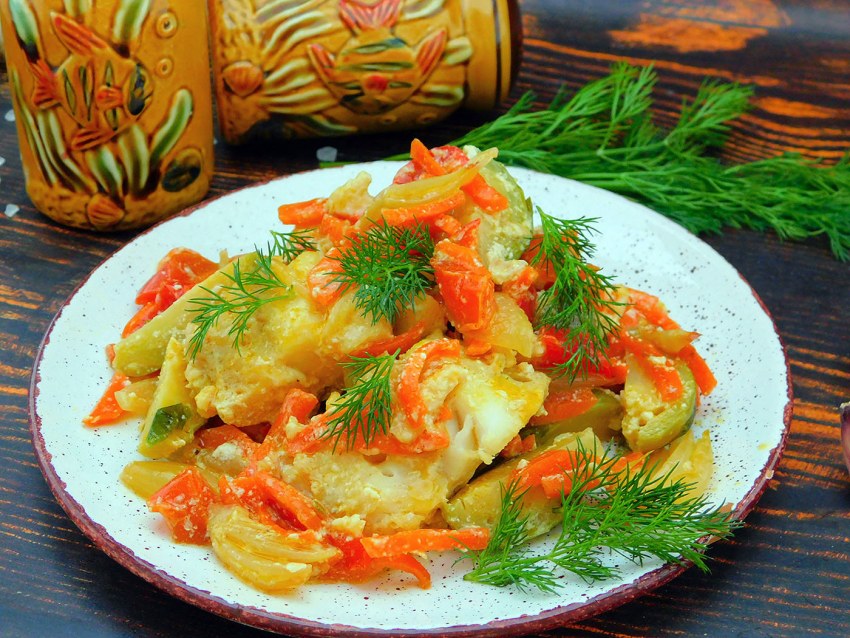 Минтай тушеный с луком и майонезом на сковороде
