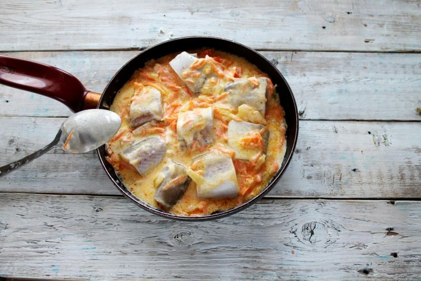 Минтай в сметане с луком и морковью