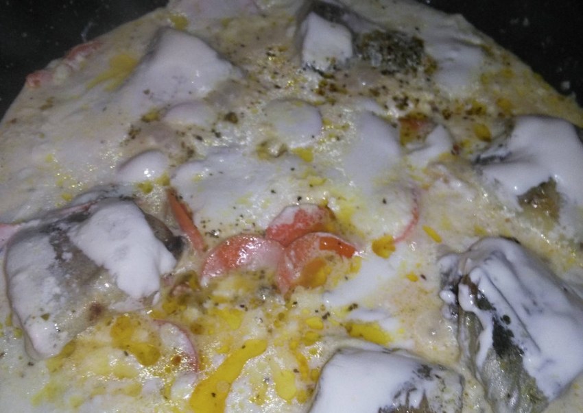 Минтай в молоке на сковороде с луком и морковью