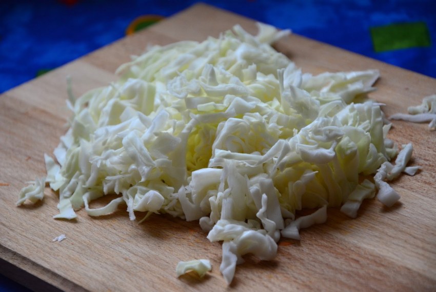 Бигос с колбасой и черносливом