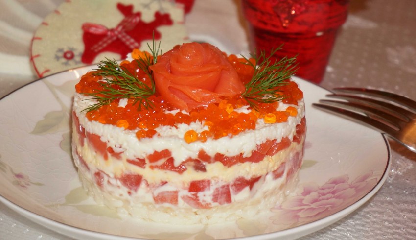 Салат с семгой и икрой