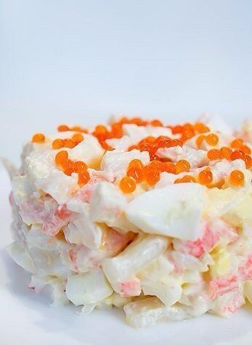 Салат морская звезда с красной икрой и кальмарами
