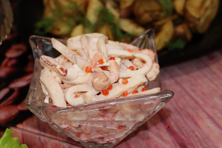 Салатик с кальмарами, крабовыми палочками и с красной икрой».