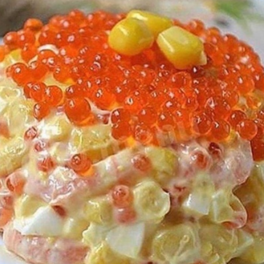 Салат из кальмаров с креветками и красной икрой