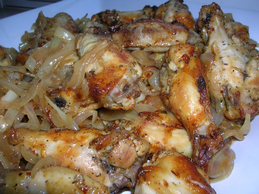 Куриные крылышки с луком
