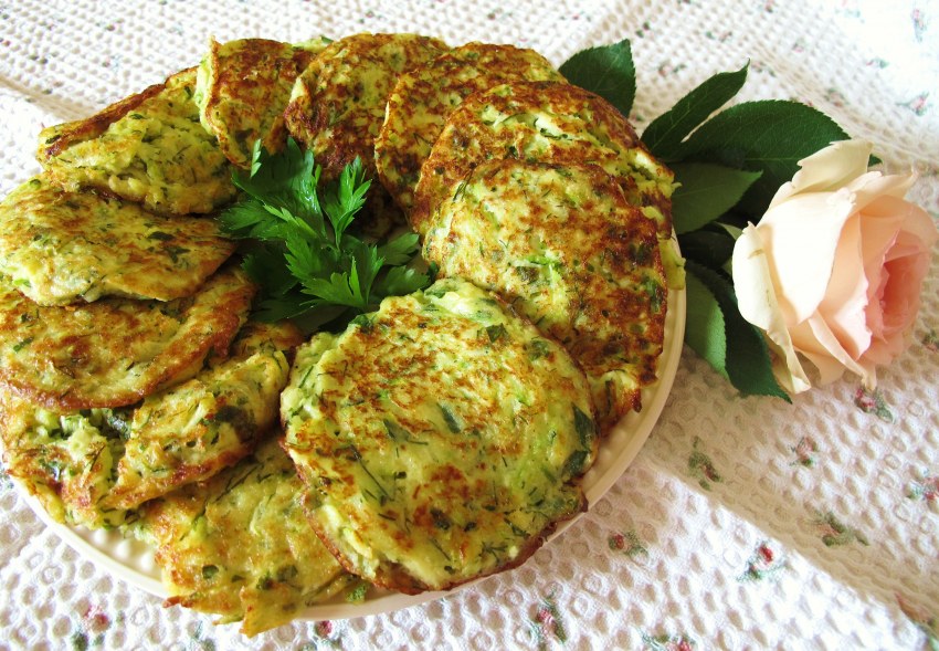 Кабачковые оладьи со сметаной