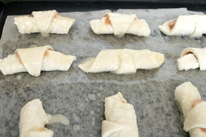 Выпечка с курагой рогалики