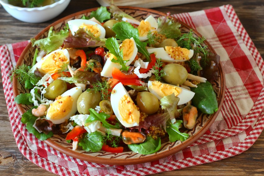 Теплый салат с морепродуктами