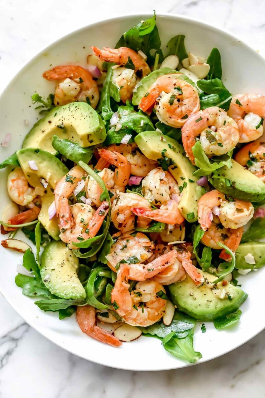 Салат из морепродуктов морской коктейль