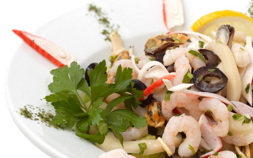 Теплый салат с морепродуктами