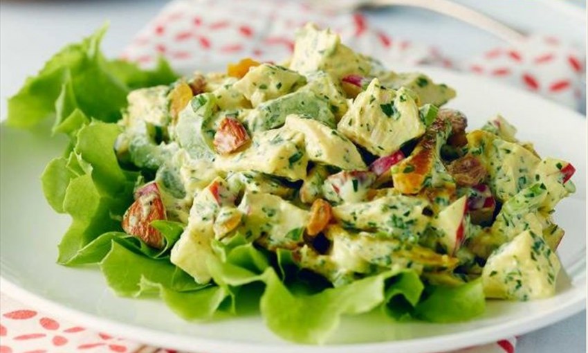 Салат с курицей пекинской капустой и карри