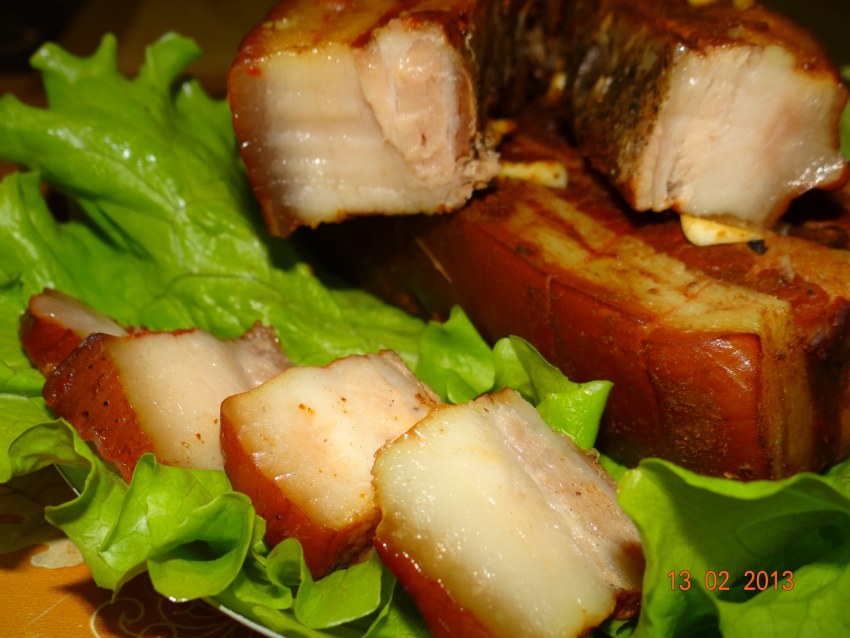 Грудинка свиная в луковой шелухе